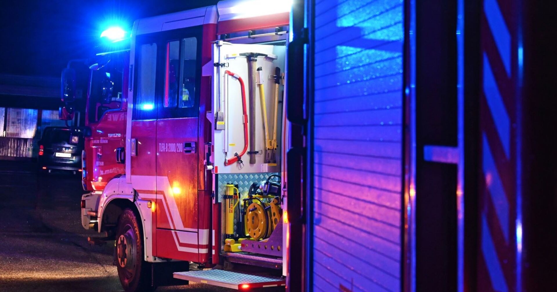 Ein Feuerwehrauto mit Blaulicht