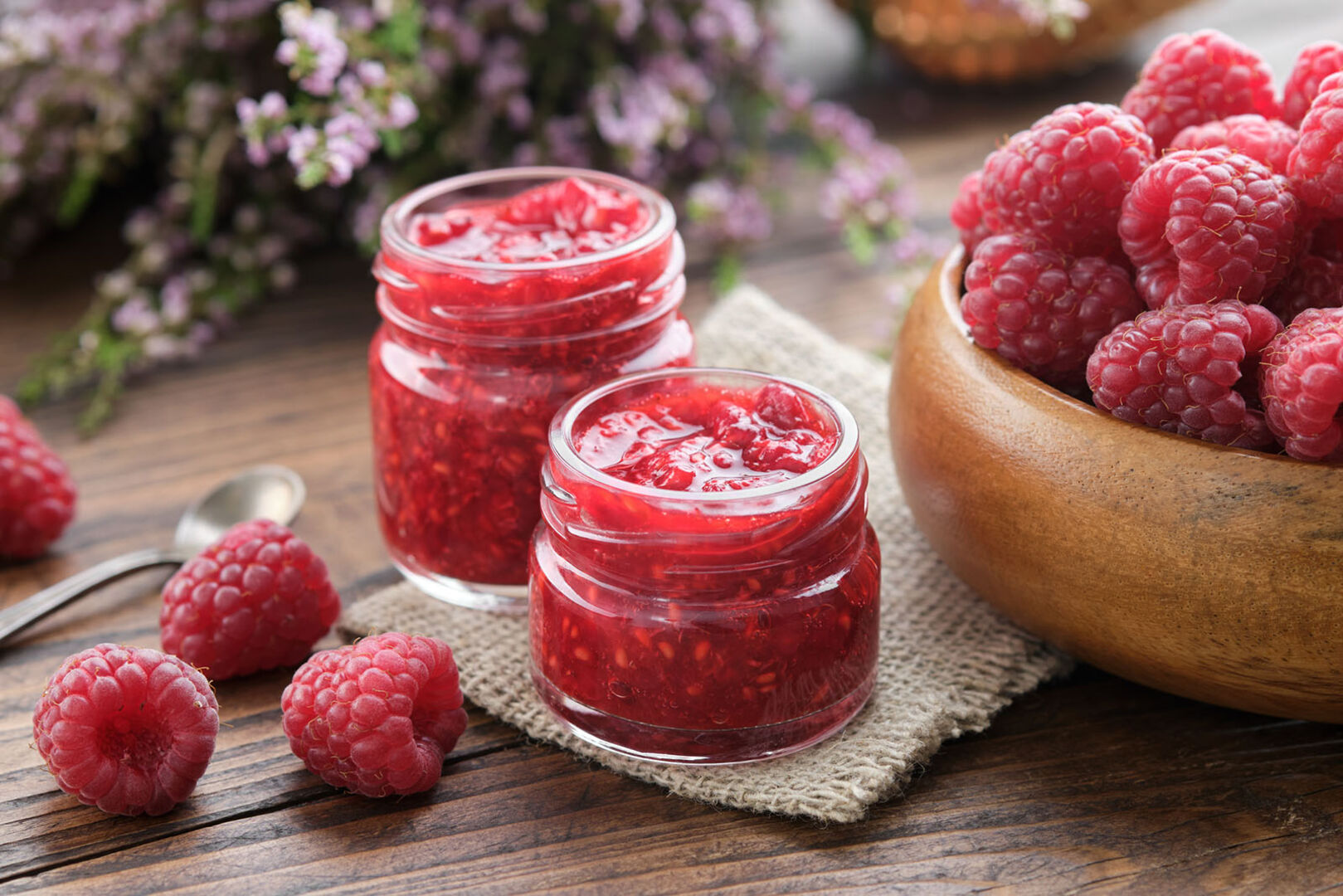 Himbeer-soße | Credit: iStock.com/ChamilleWhite