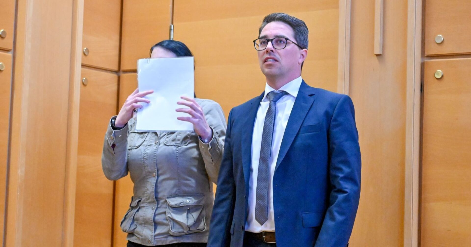 Hundehalterin Kerstin N. und ihr Strafverteidiger vor Gericht im März 2024