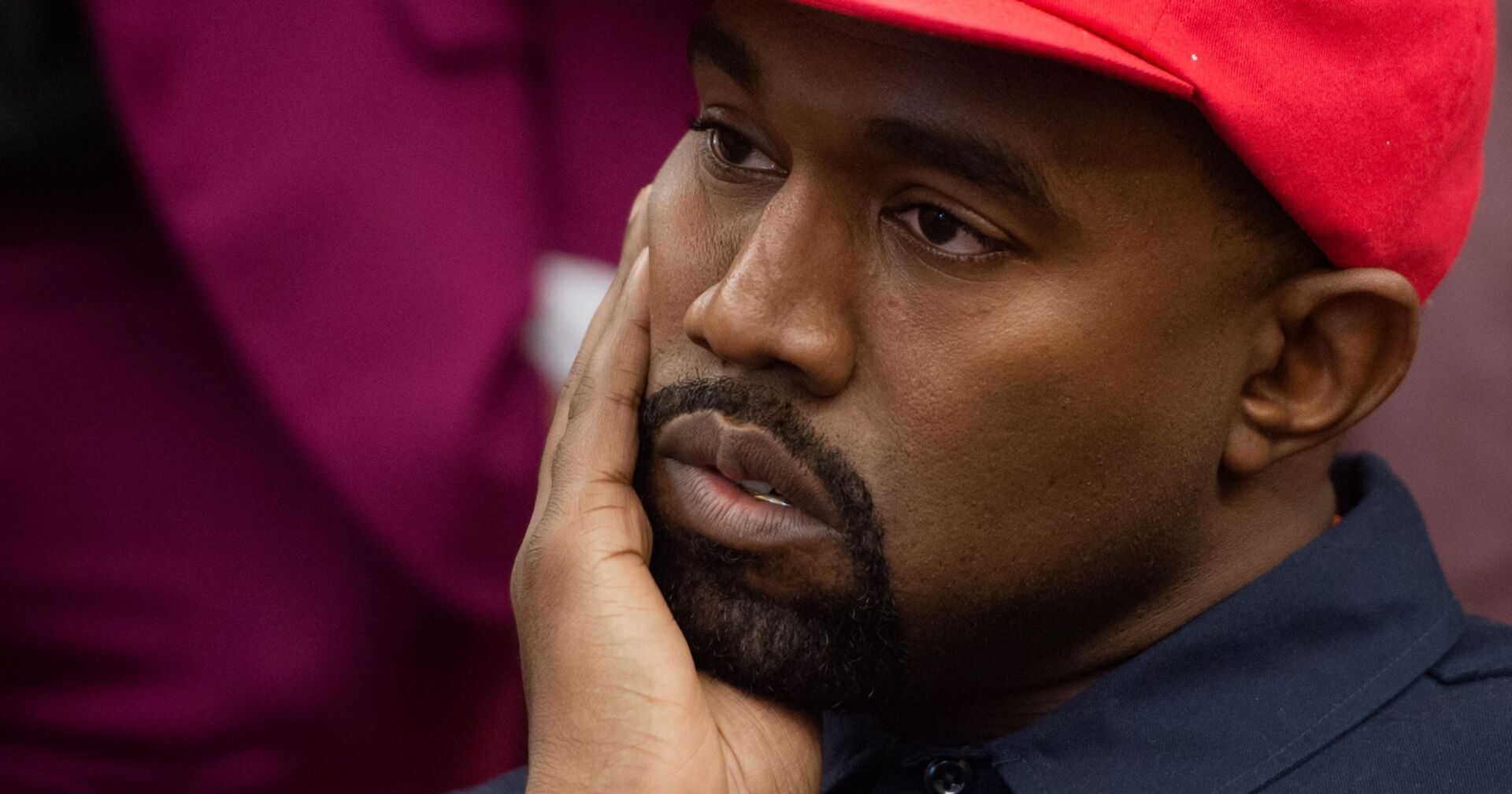 Kanye West mit einer roten Kappe.