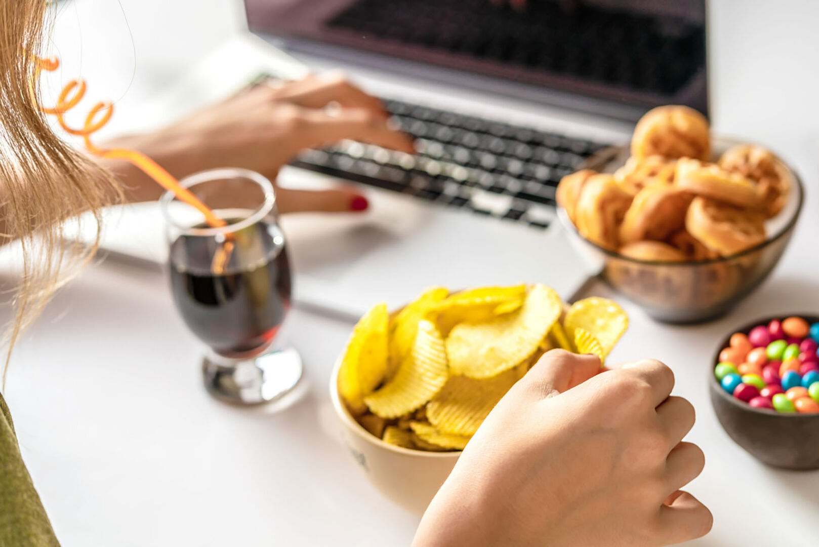 Junk Food neben Laptop | Credit: iStock.com/Yuliya Apanasenka