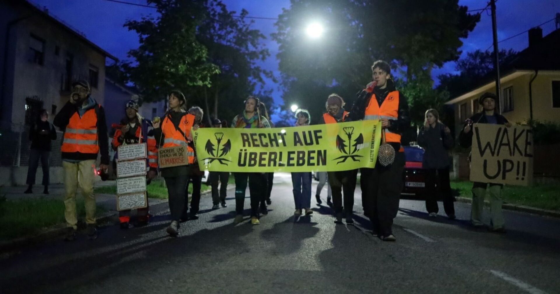 Klimaaktivisten marschieren brüllend durch Wiens Straßen.