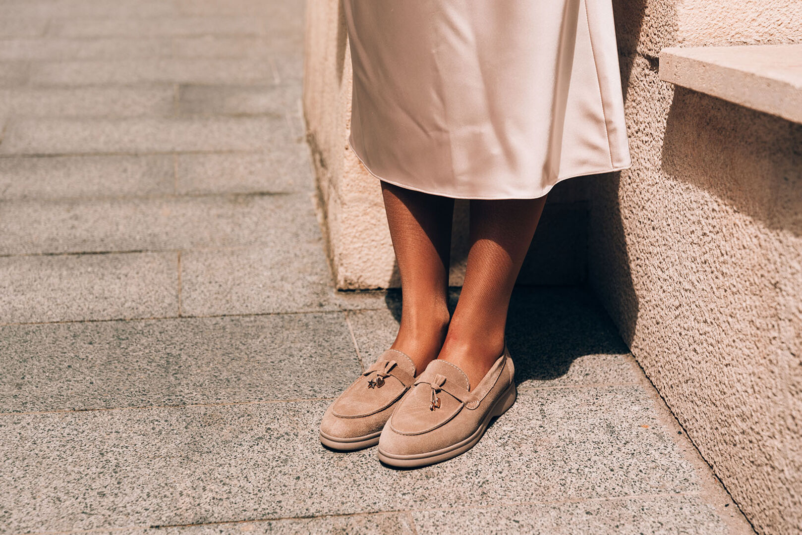 Frau trägt Loafers | Credit: iStock.com/MykolaSenyuk