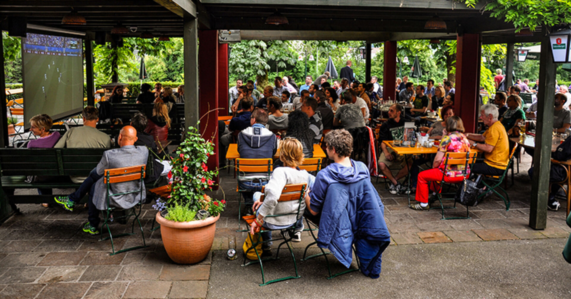 Zwei Beamer und ein Groß-TV im Gastgarten sorgen für beste Sicht auf die EM-Spiele.