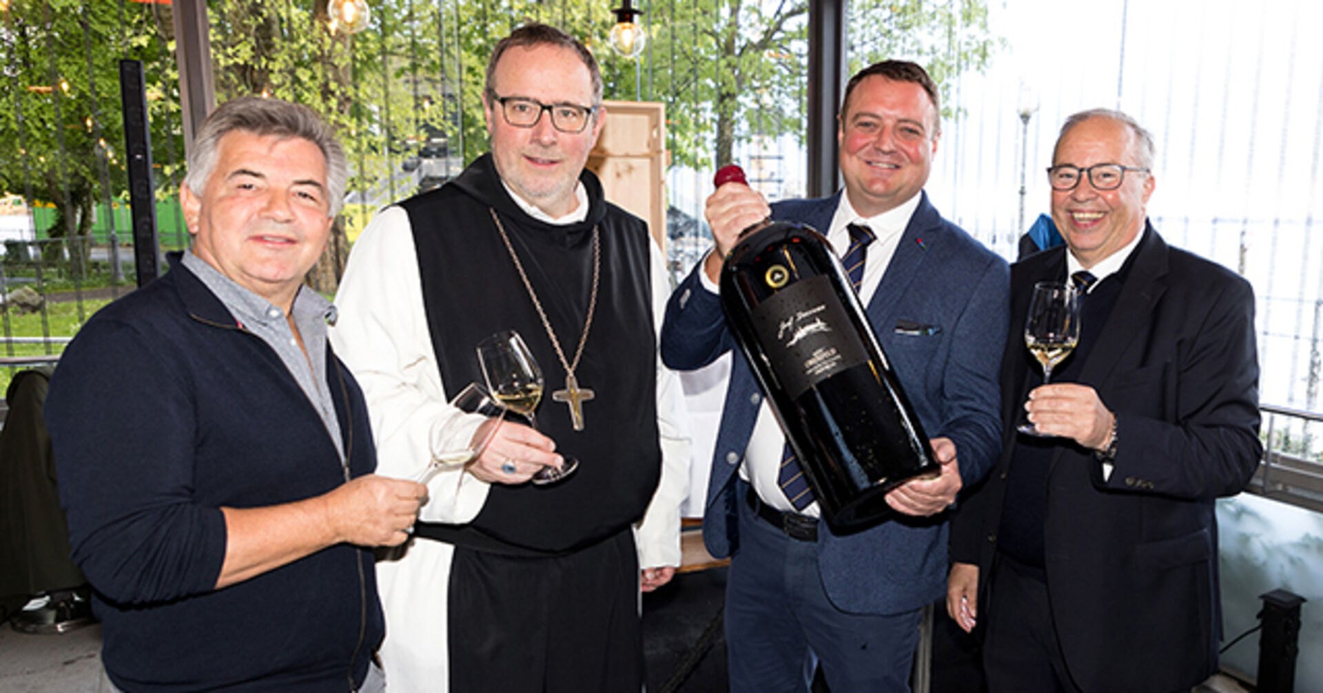 Gastgeber Martin Berthold, Weinpate Abt Vinzenz Wohlwend, Winzer Josef Dockner und Geschäftsührer Walter Pfanner (v. li.)
