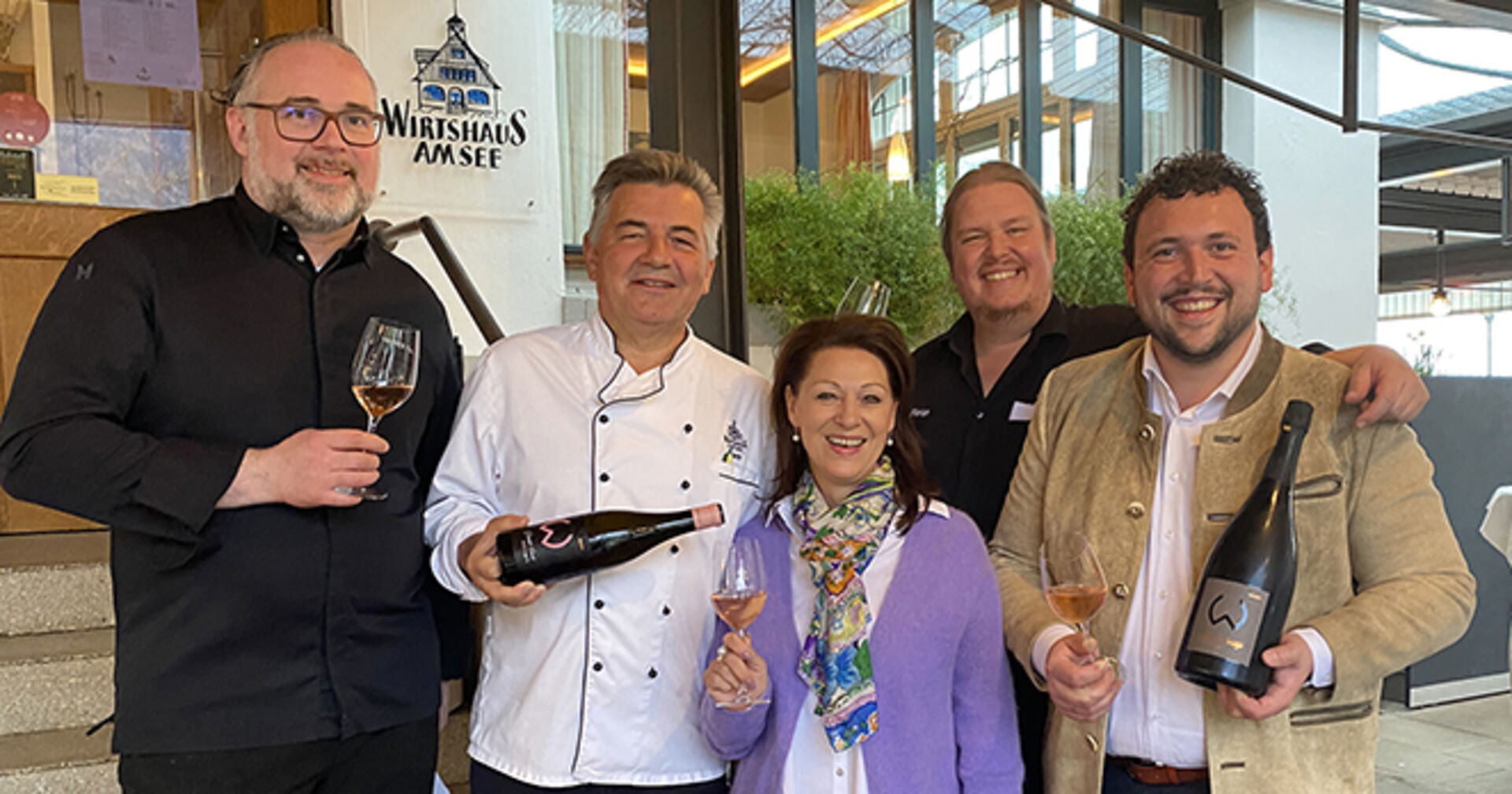 Küchenchef Christoph Neyer, Wirtepaar Martin und Daniela Berthold, Sommelier Florian Rapp und Winzer Ralf Waldschütz (v. li.)