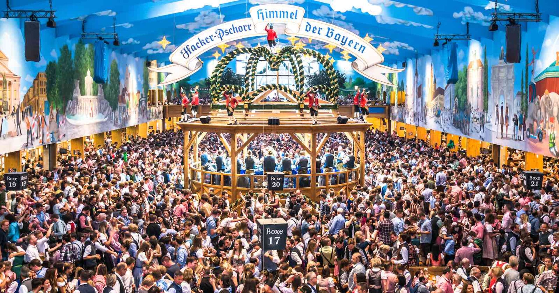 Viele Menschen in einem Zelt am Münchner Oktoberfest.