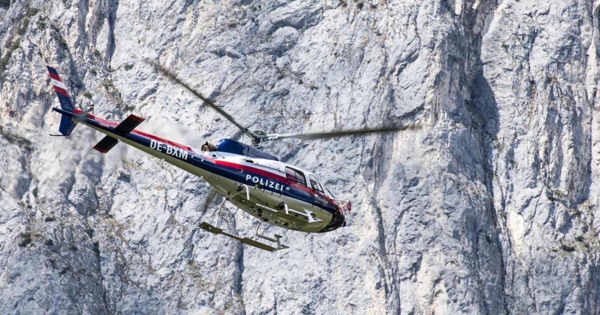 "Libelle"-Polizeihubschrauber in felsigem Gelände.
