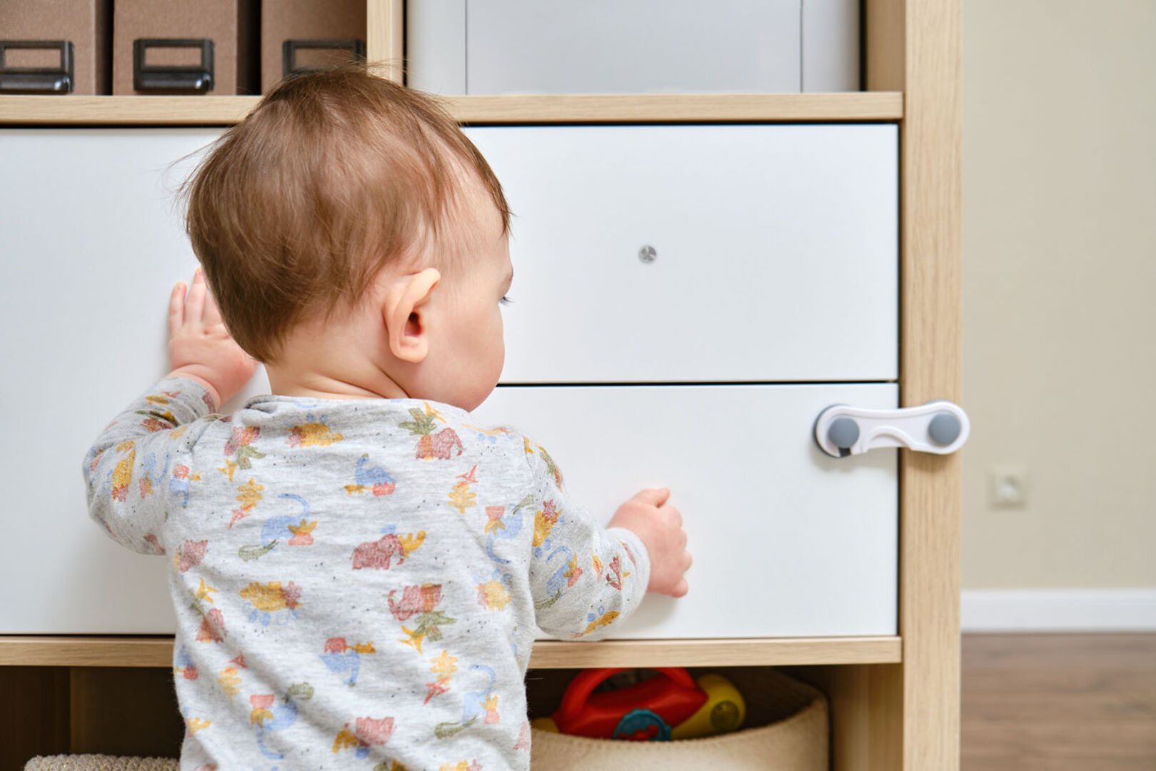 Kind rüttelt an Schublade | Credit: iStock.com/Andrey Zhuravlev