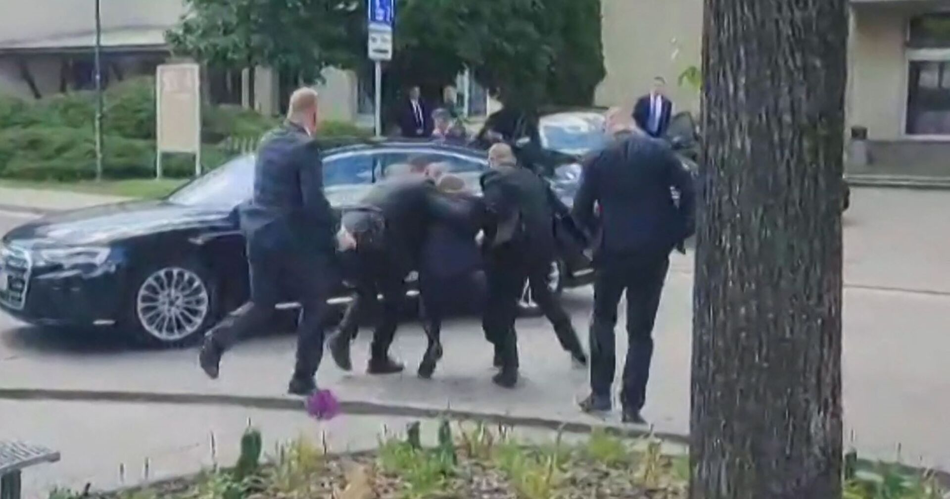 Robert Fico wird angeschossen von Securitys in Sicherheit gebracht