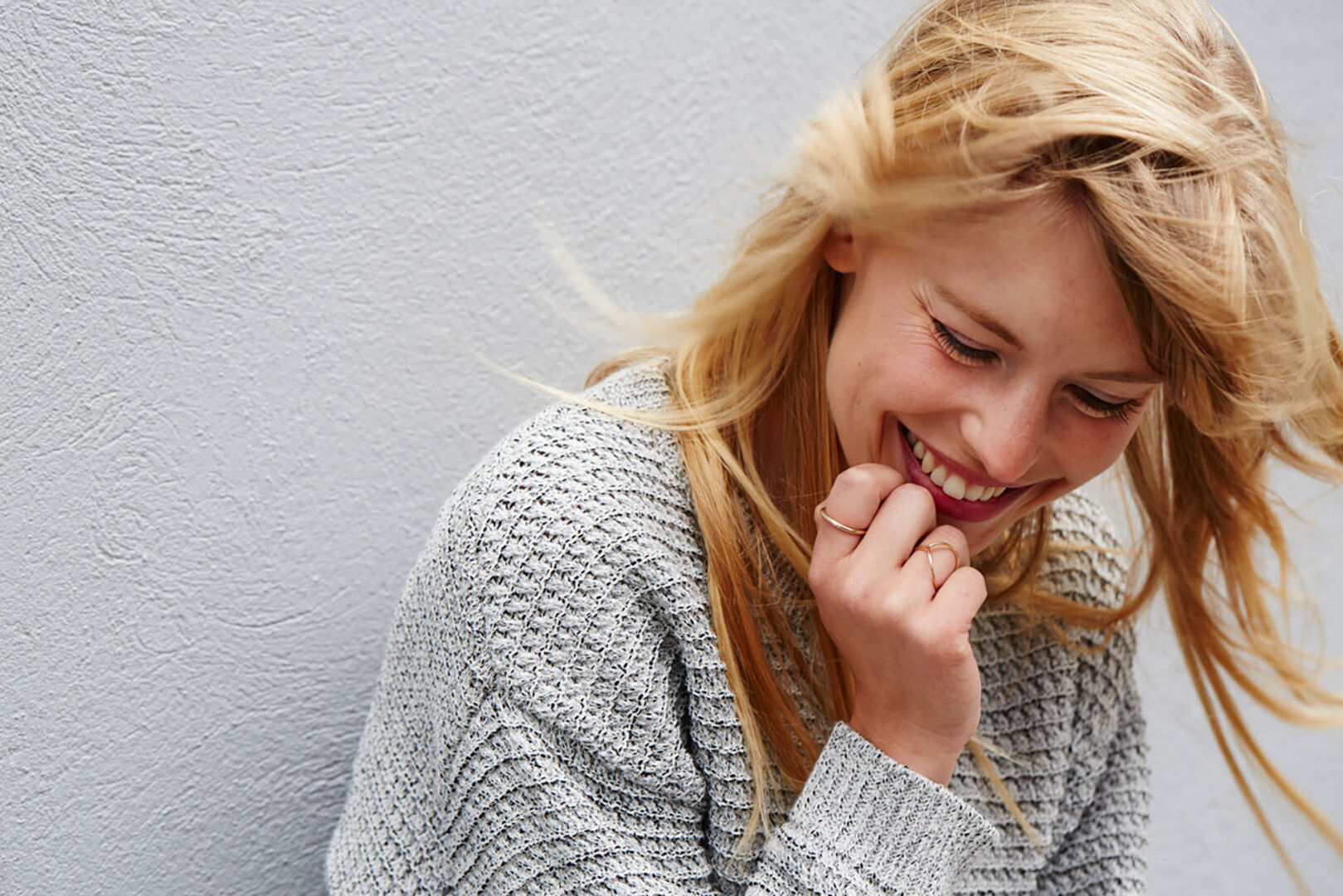 Frau mit grauem Pullover | Credit: iStock.com/SanneBerg
