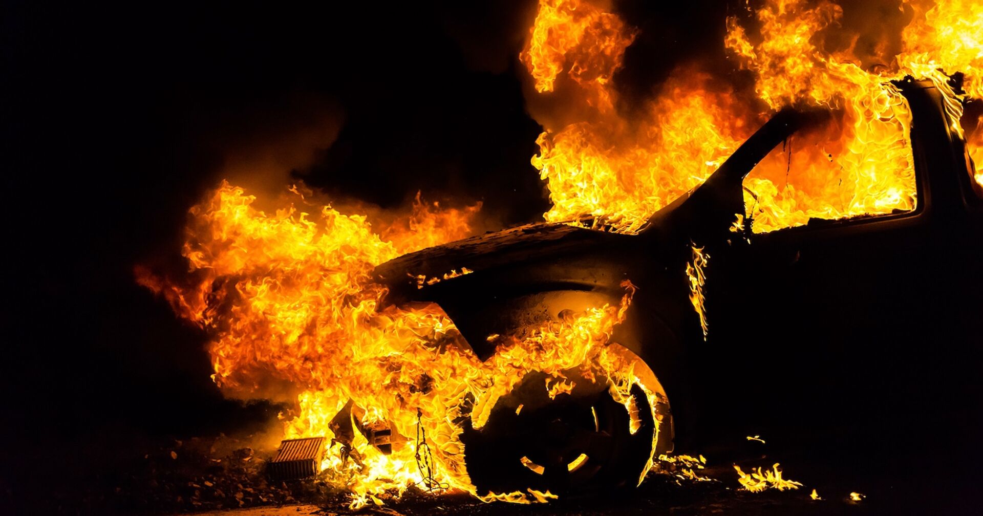 Ein Auto steht komplett in Flammen.