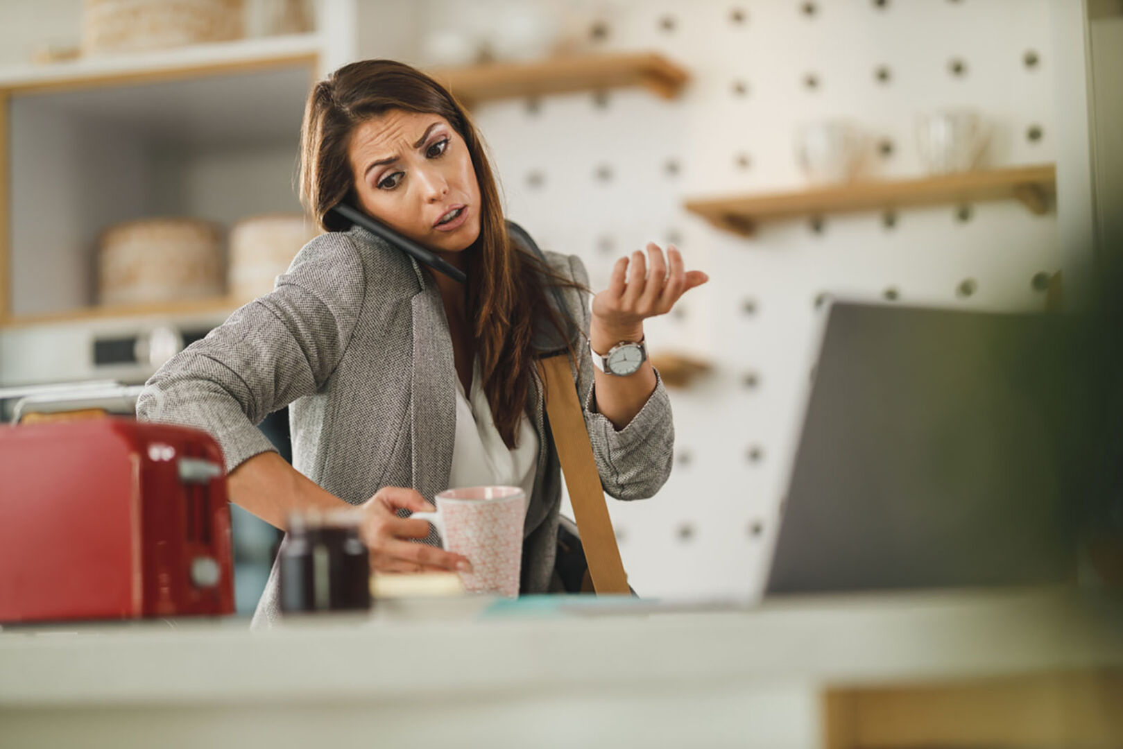 Frau wirkt gestresst | Credit: iStock.com/MilanMarkovic