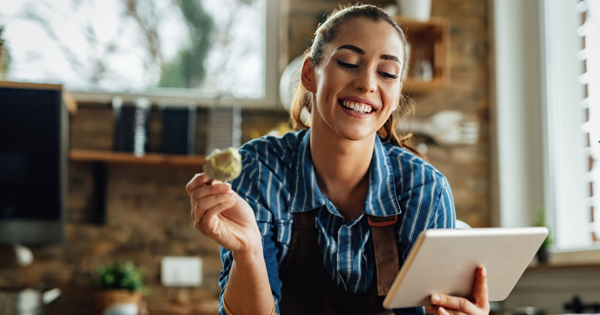 Frau sucht nach Rezepten im Internet | Credit: iStock.com/Drazen Zigic