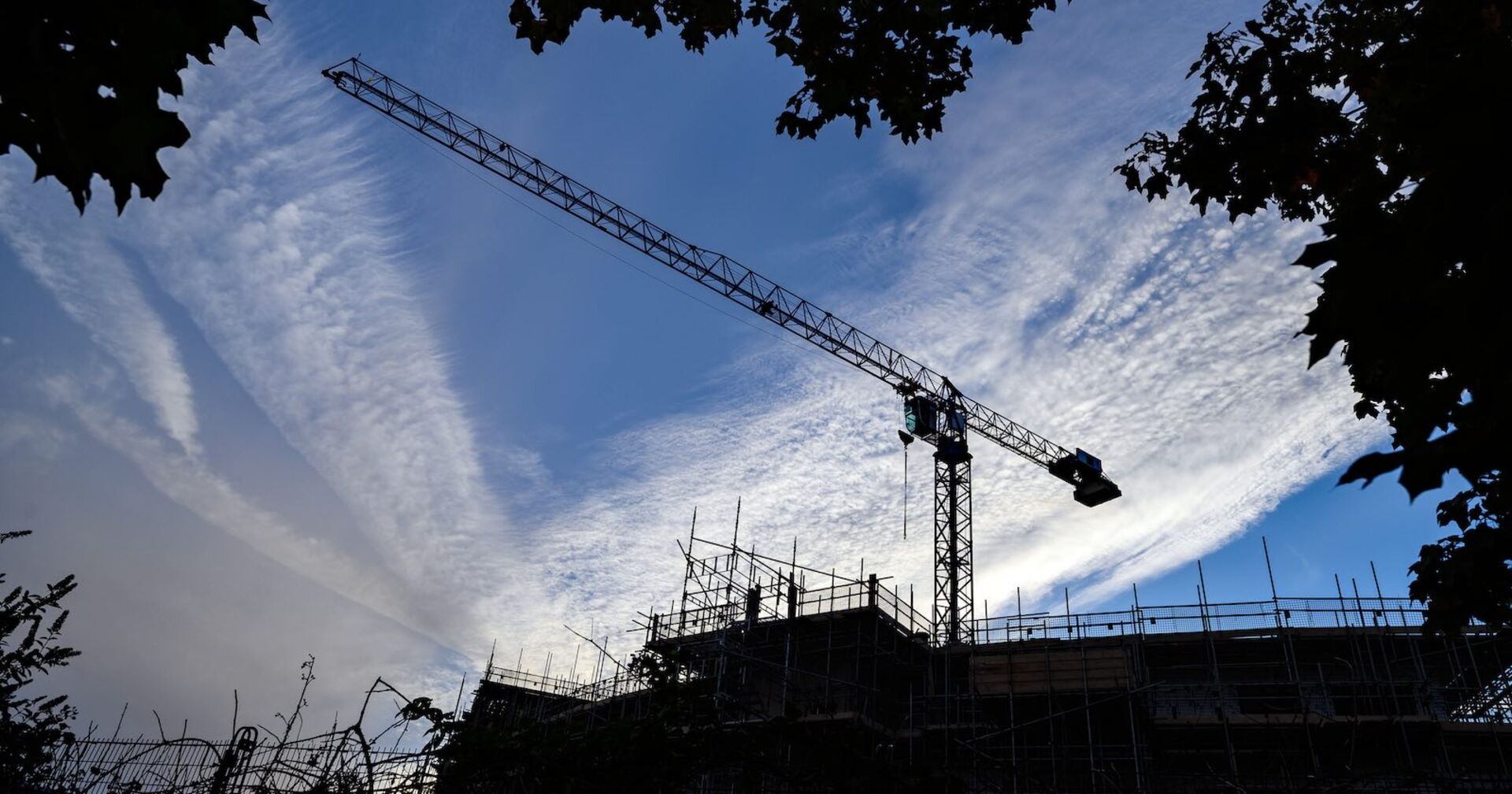 Ein Kran in düsterer Umgebung.