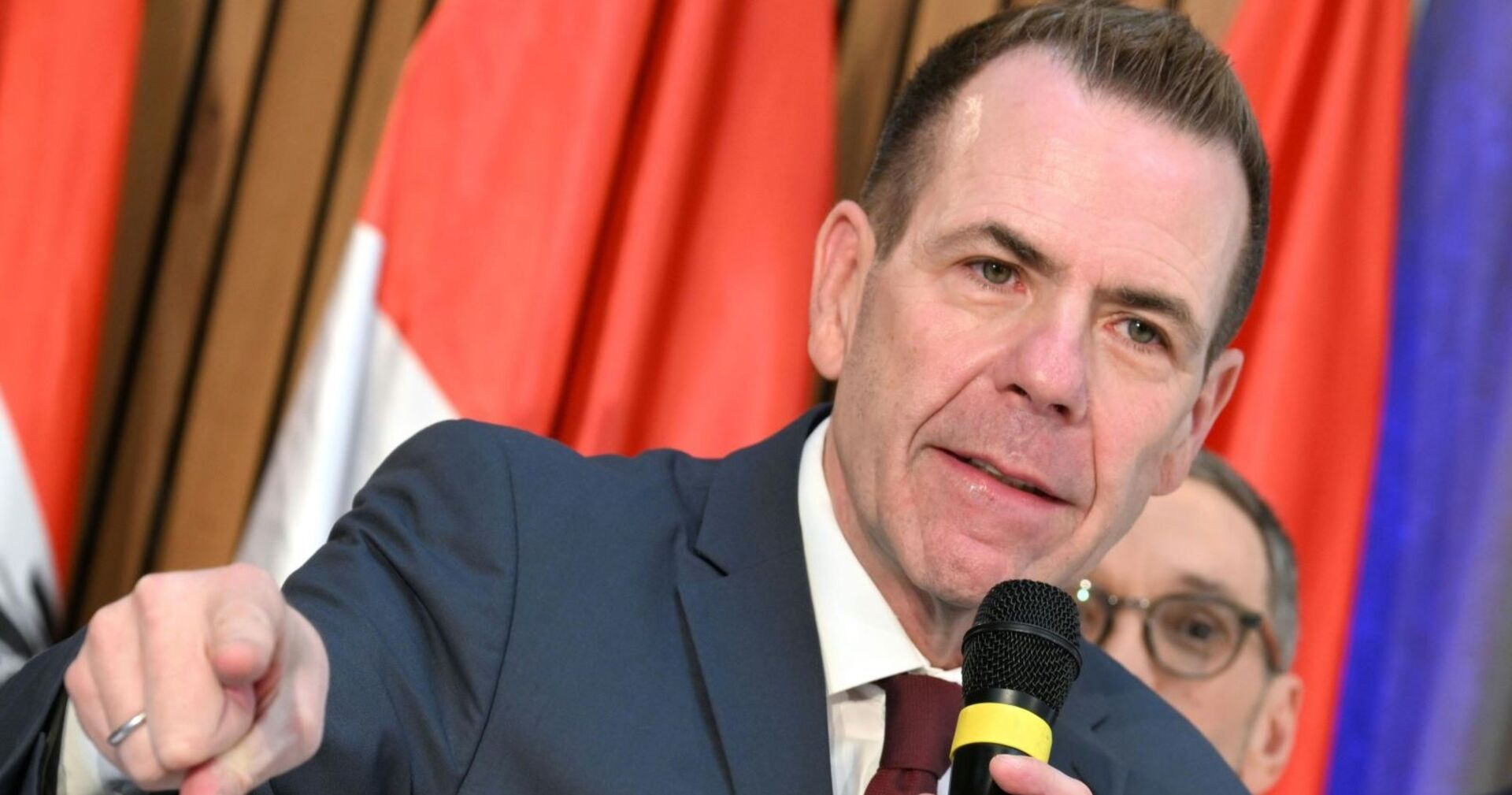 Harald Vilimsky hält eine Rede, Herbert Kickl im Hintergrund