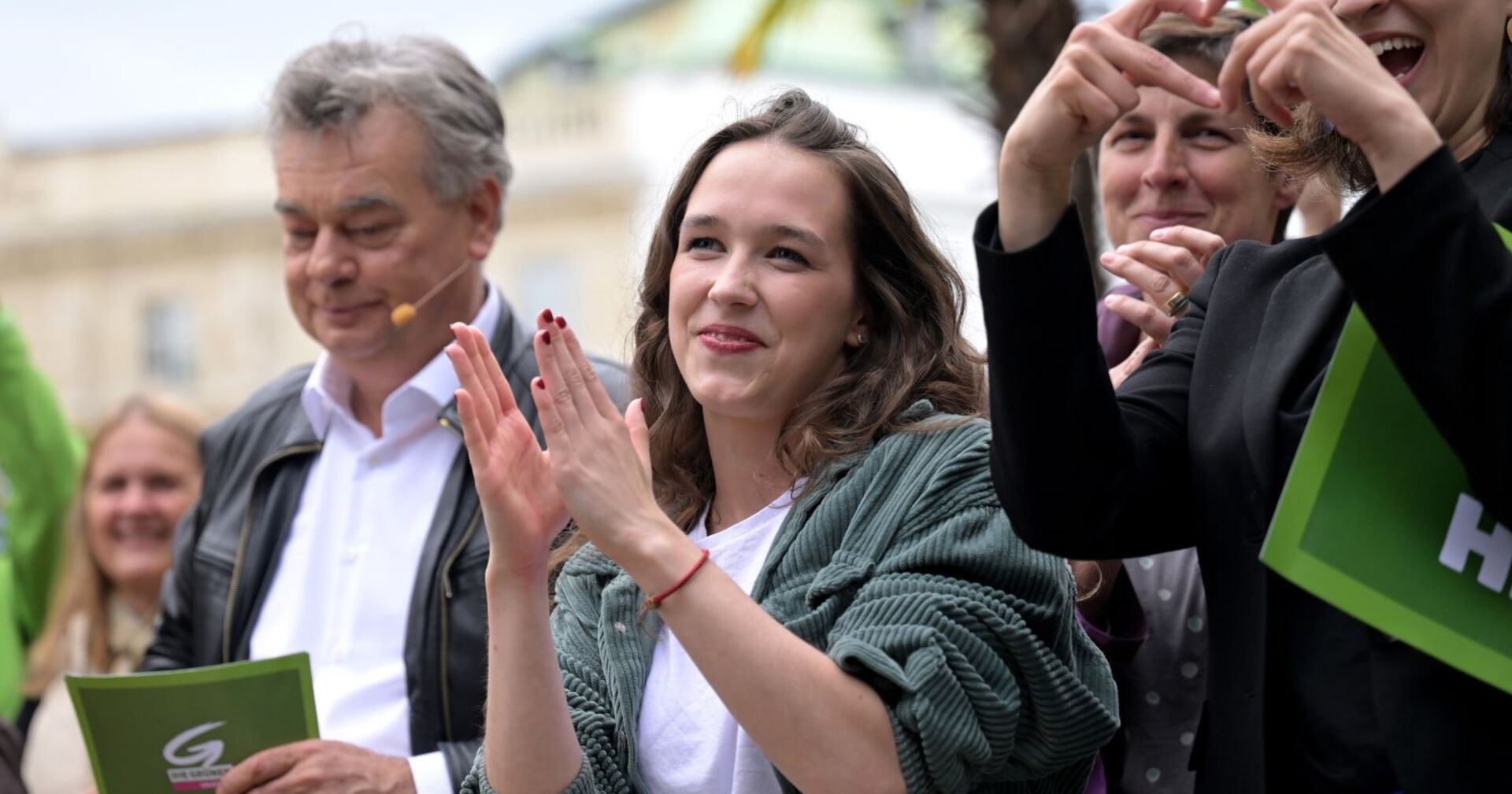 Werner Kogler, rechts neben ihm klatschend Lena Schilling, rechts neben ihr Justizministerin Alma Zadic.