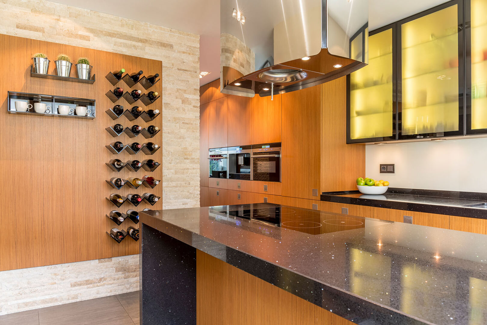 Weinwand in der Küche | Credit: iStock.com/KatarzynaBialasiewicz
