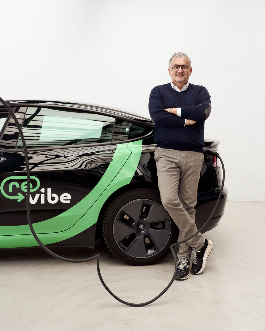 Porträt, an einem gebrandeten Auto lehnend