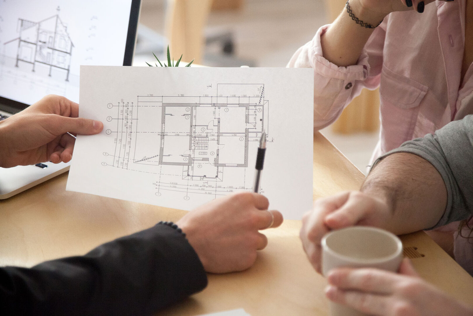 Ehepaar bei gemeinsamer Bauplanung | Credit: iStock.com/fizkes