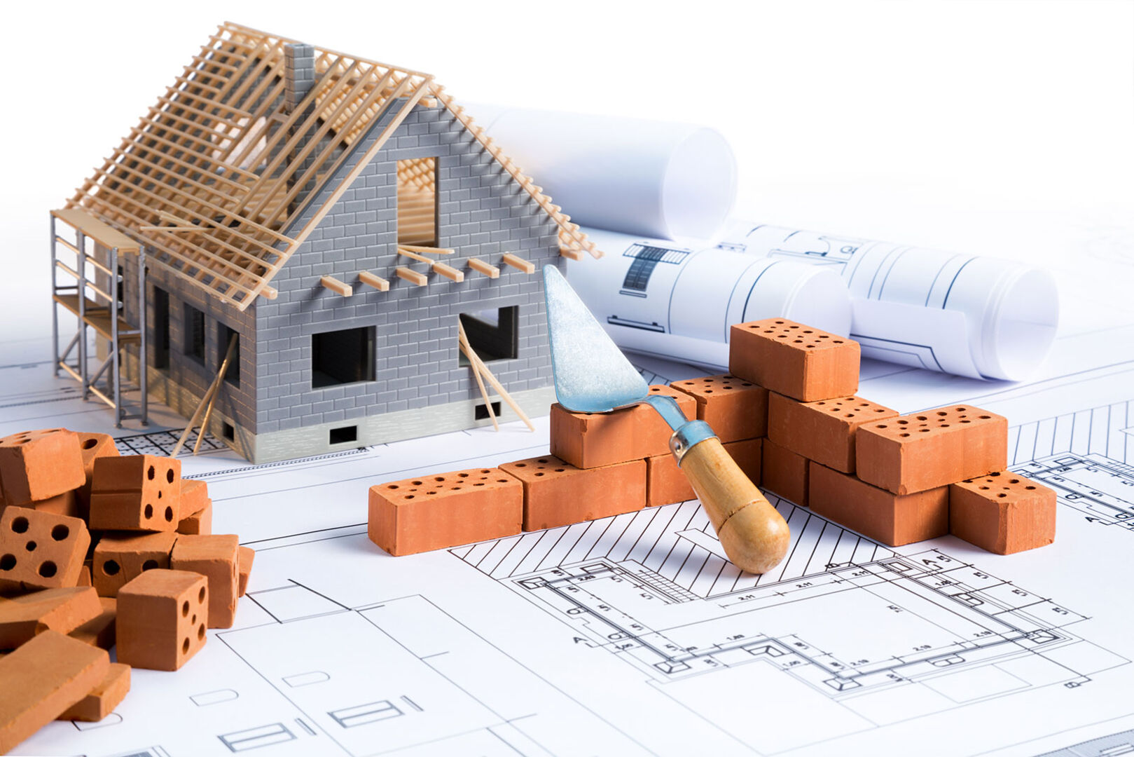Bauplan mit Miniaturhaus | Credit: iStock.com/RomoloTavani
