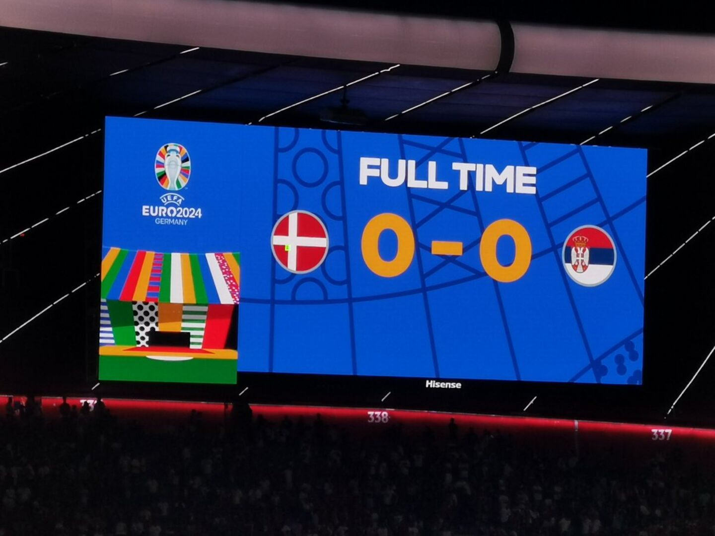 Vidiwall im Münchner Stadion, das den Endstand von 0:0 zwischen Dänemark und Serbien anzeigt