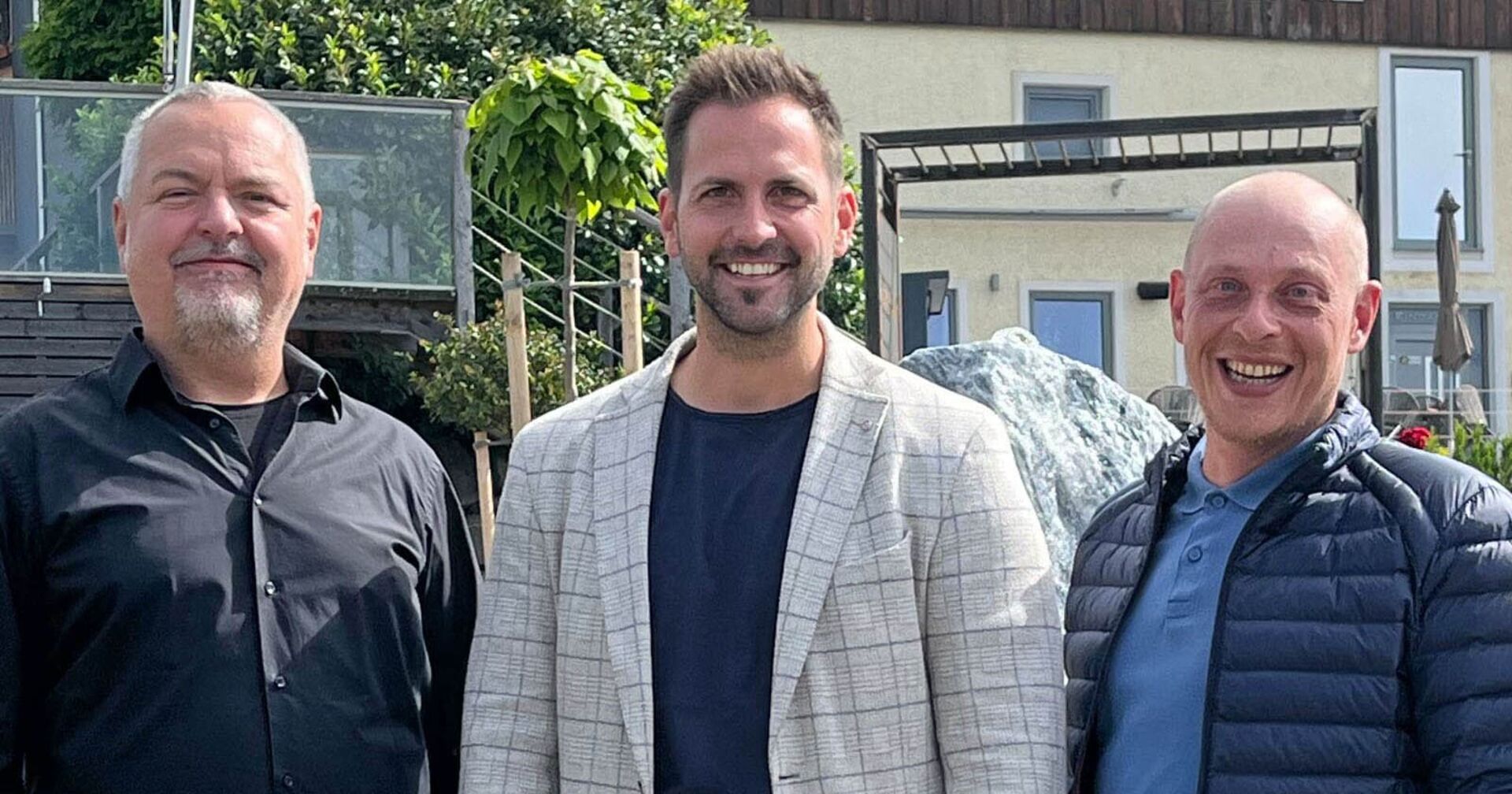 Im Genussgarten von Peter Affenzeller von links nach rechts: "Wohnkult im Turm“-Chef Willi Aichberger (mit kurzen weißen Haaren und weißem Bart, bekleidet mit schwarzem Hemd) , Spirituosen-Produzent Peter Affenzeller (mit blauem T-Shirt, weißem Sakko) und Gartengestaltungsexperte Thomas Kranz (mit blauem T-Shirt und blauer Jacke)