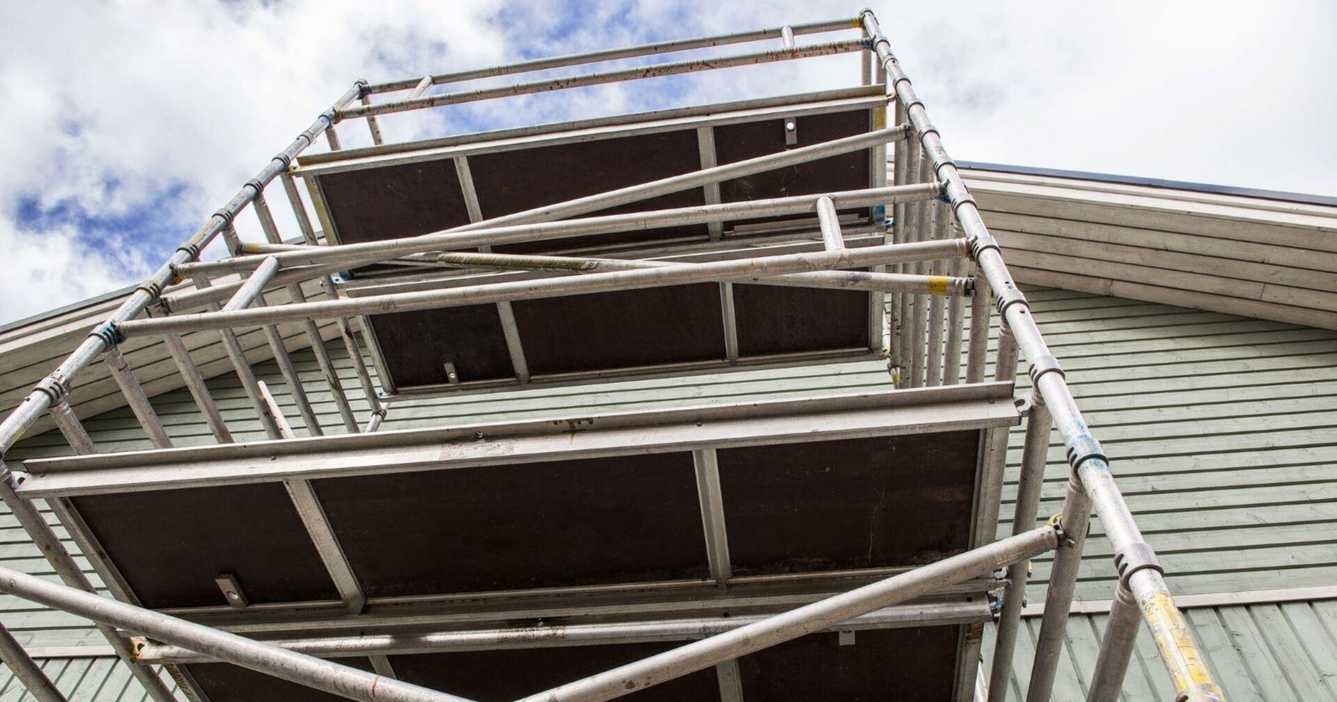 Ein Arbeitergerüst an einem Haus.