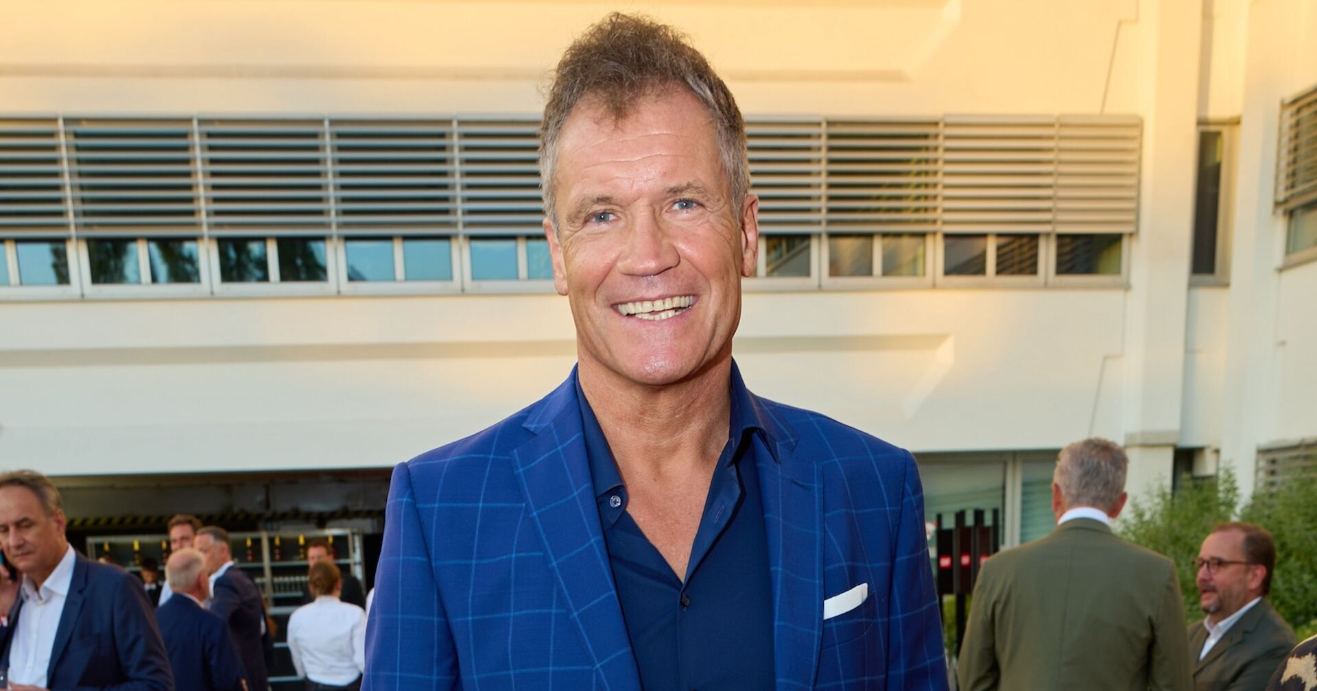 Armin Assinger in einem blauen Sakko.