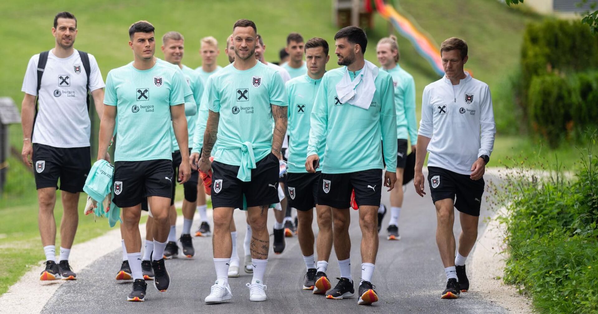Das Österreich-Team geht einen Weg entlang.