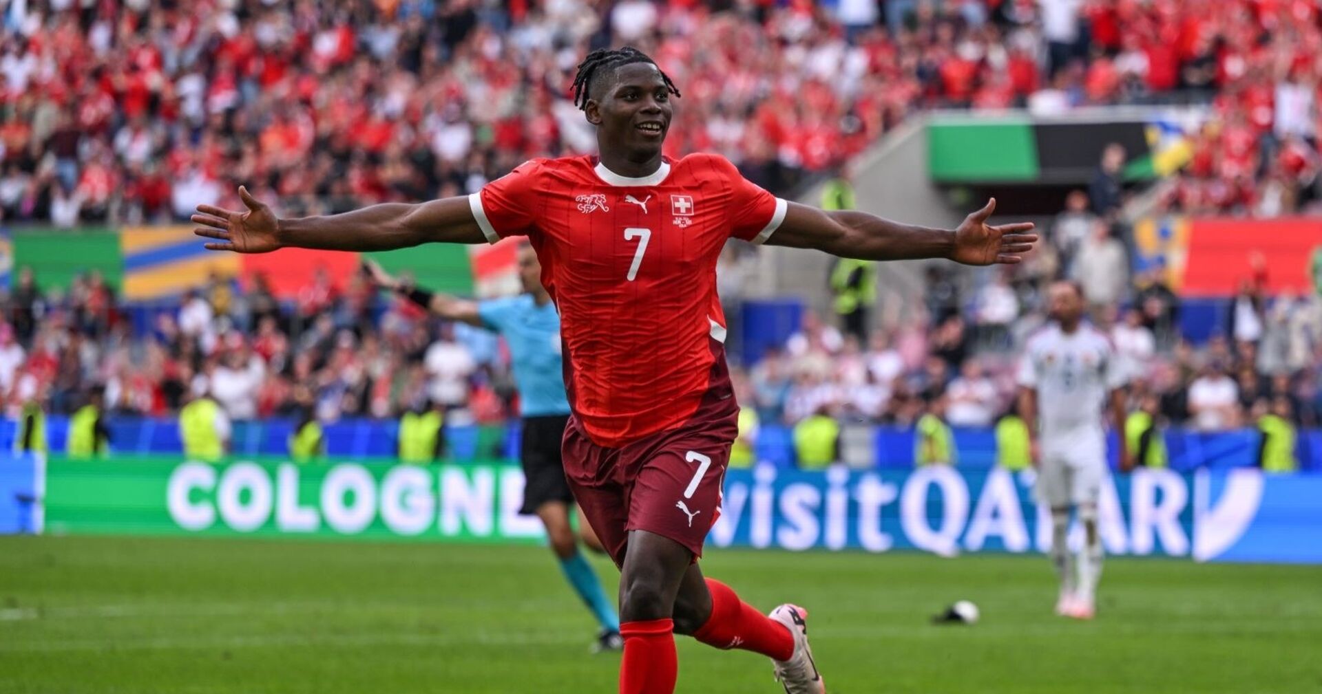 Breel Embolo jubelt auf dem Spielfeld.