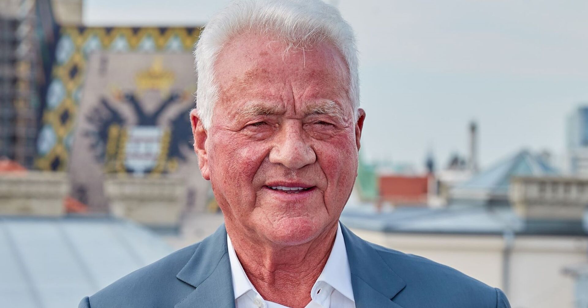 Frank Stronach in Österreich, im Hinterrund der Stephansdom.