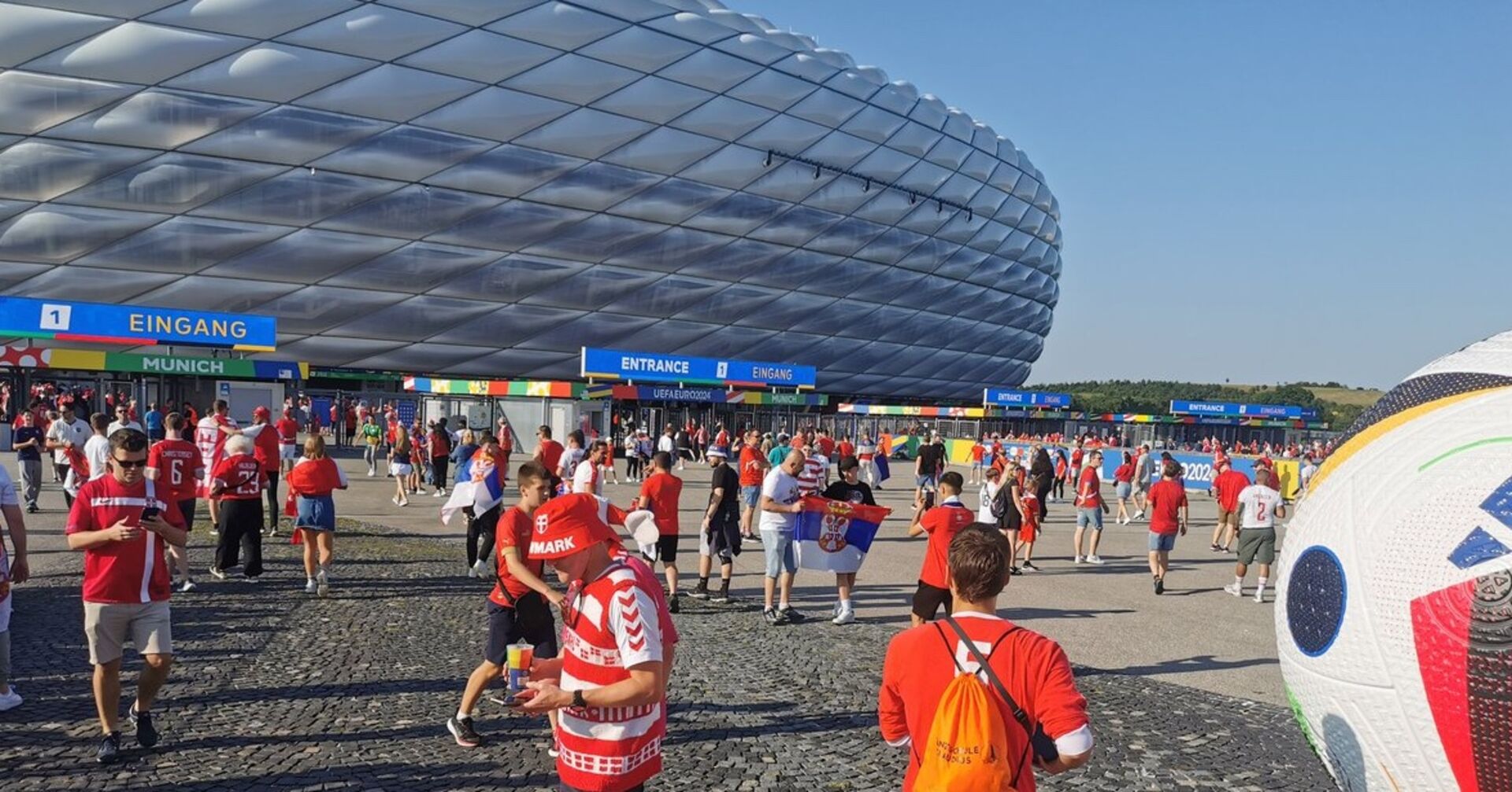 Das EM-Stadion in München von außen, ohne den dort sonst üblichen Schriftzug von Sponsor "Allianz"
