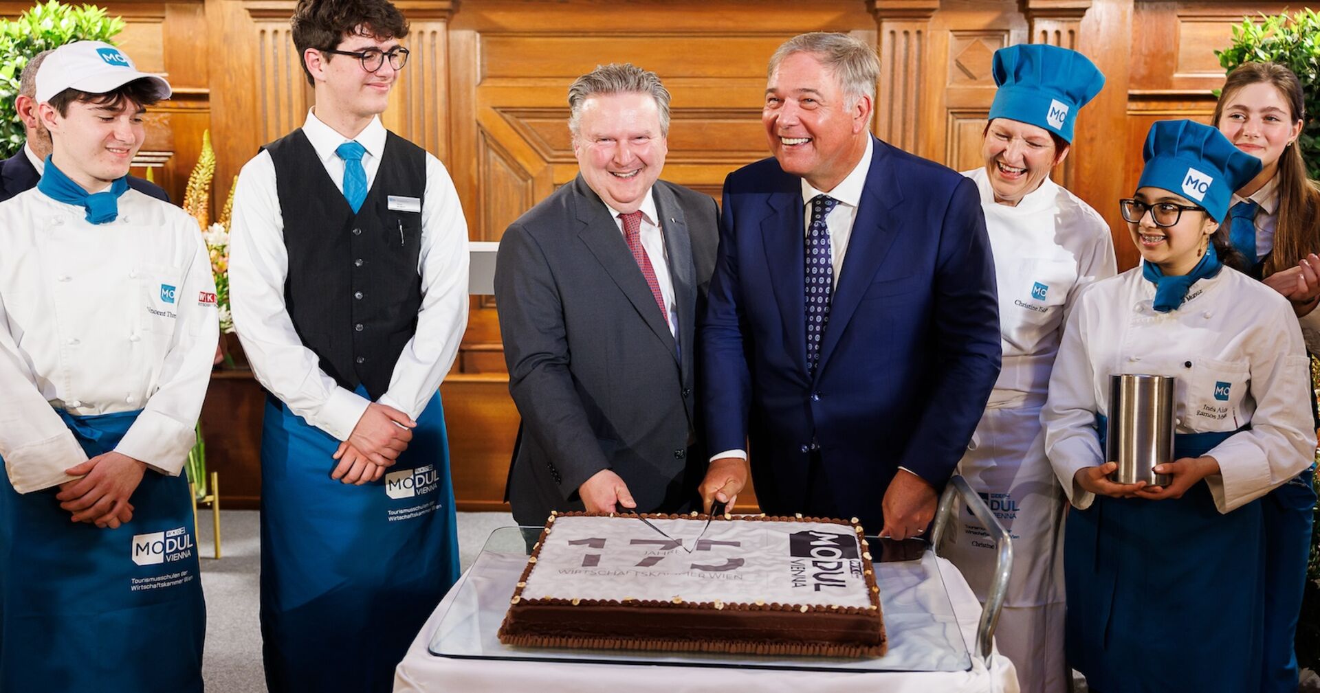 Gruppenbild mit Torte
