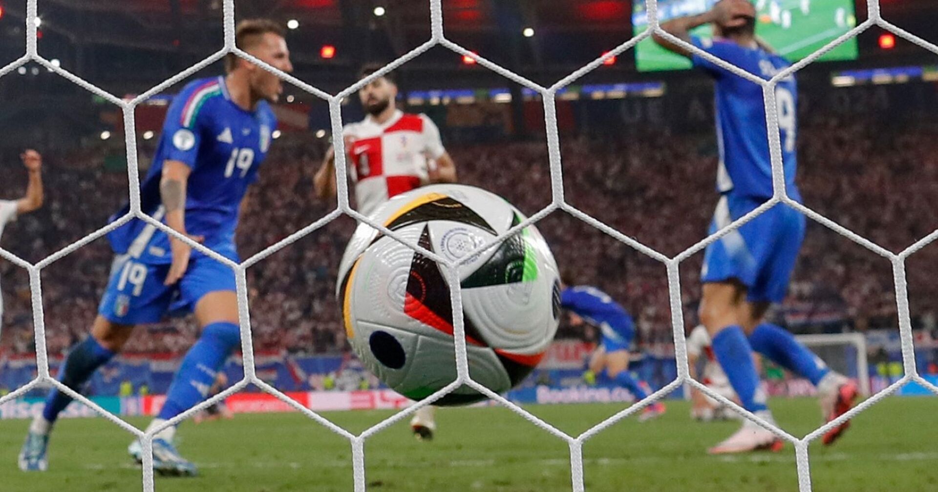 Ball fliegt ins Tor