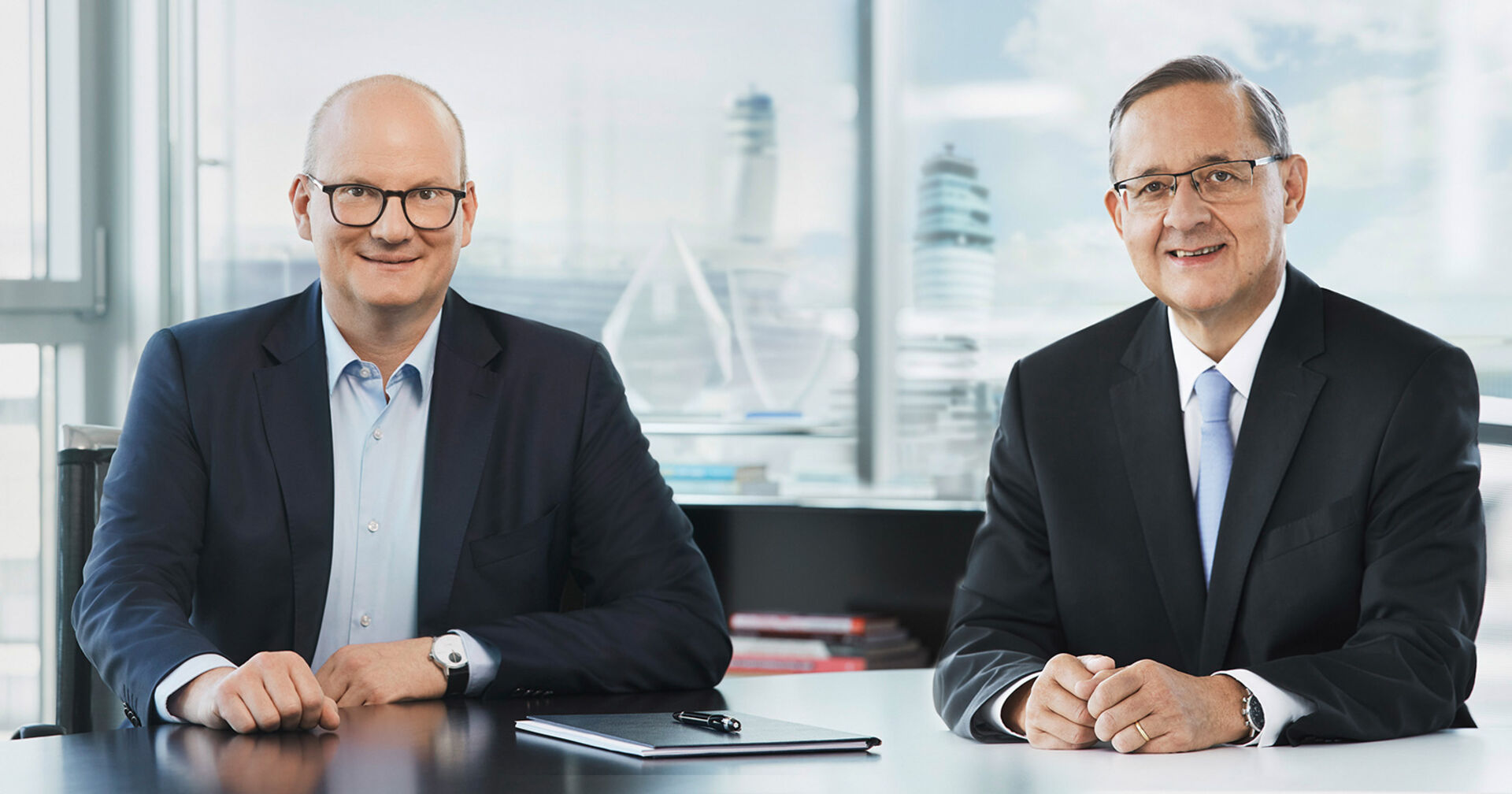 Julian Jäger und Günther Ofner im gläsernen Büro