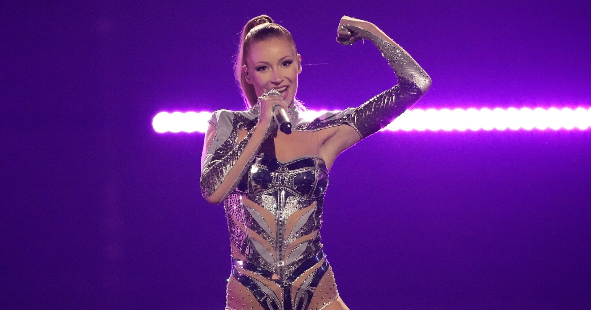 Kaleen in einem silbernen Body auf der Bühne.