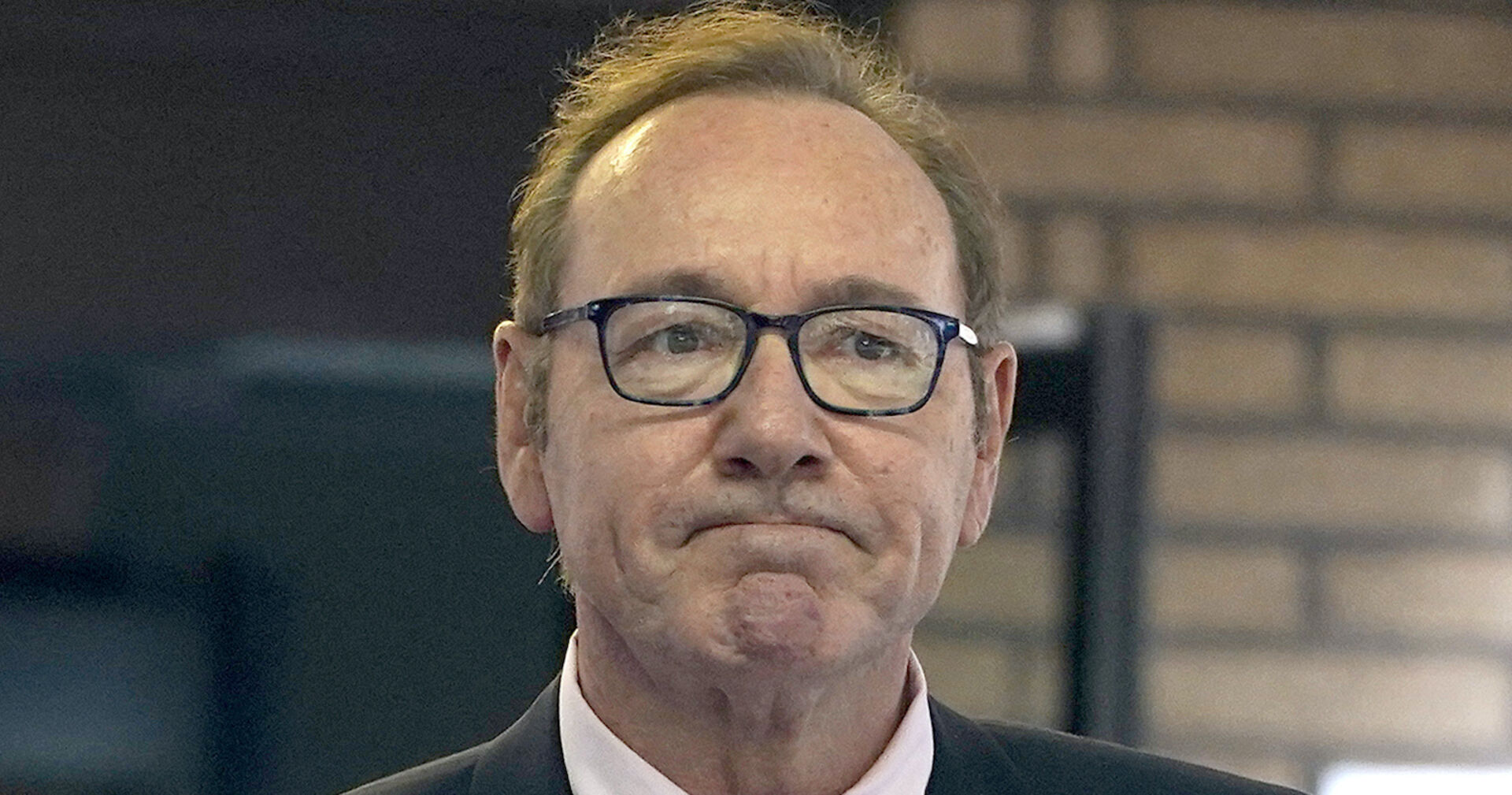 Kevin Spacey mit einer Brille.