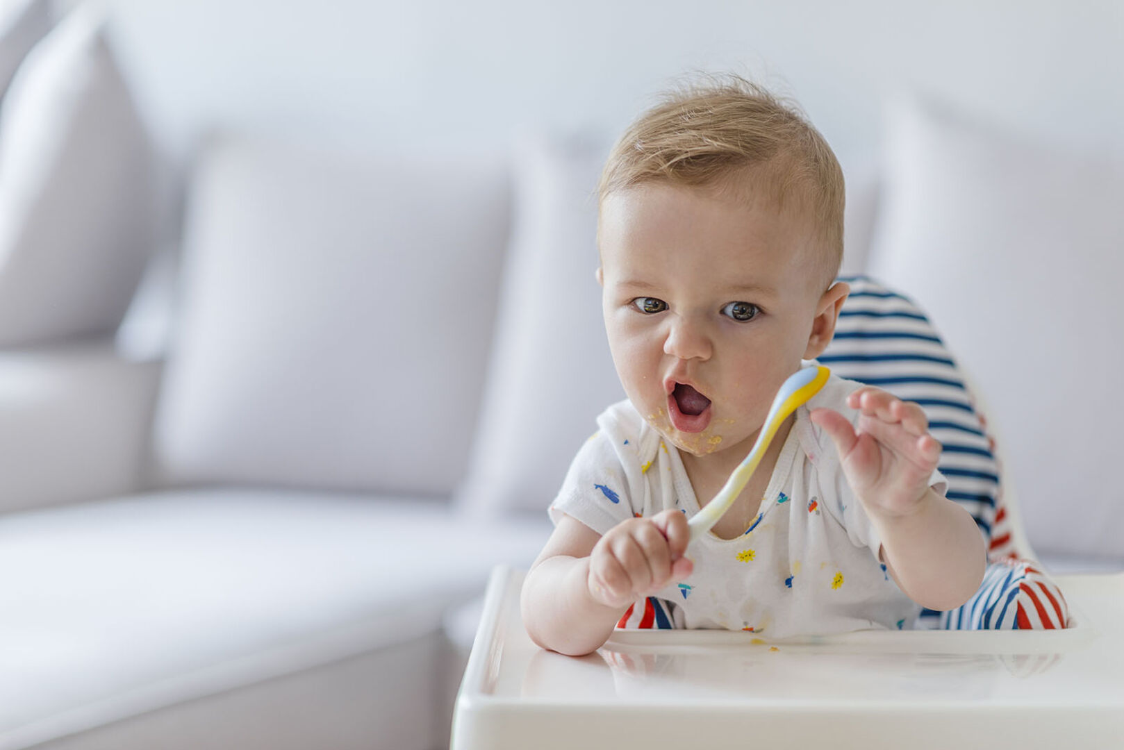 Kind sitzt im Hochstuhl | Credit: iStock.com/dragana991