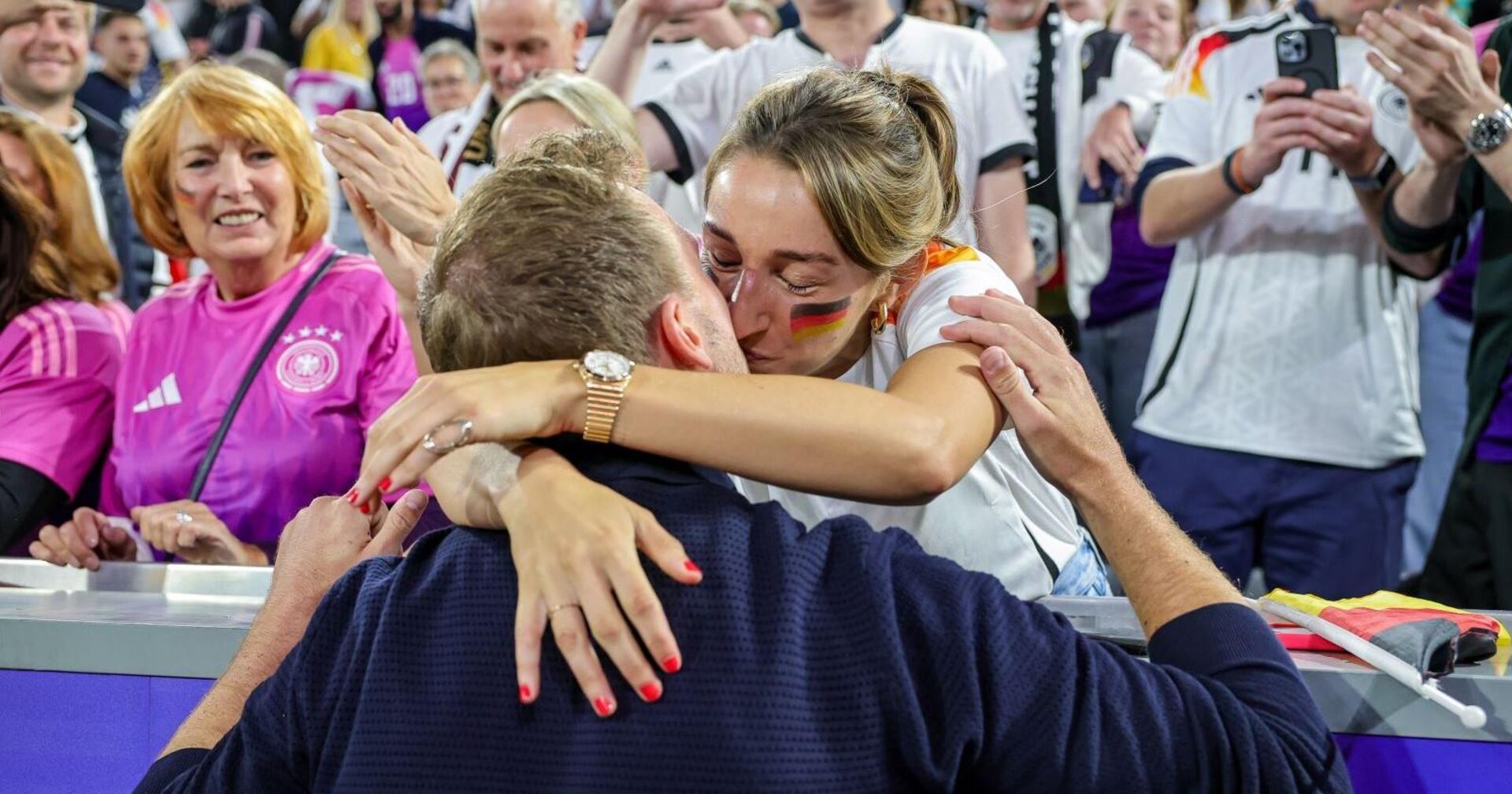 Lena gibt Julian Nagelsmann eine Bussi nach dem Spiel.
