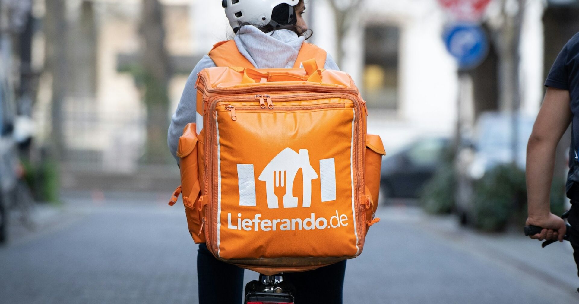 Lieferando-Fahrer von hinten