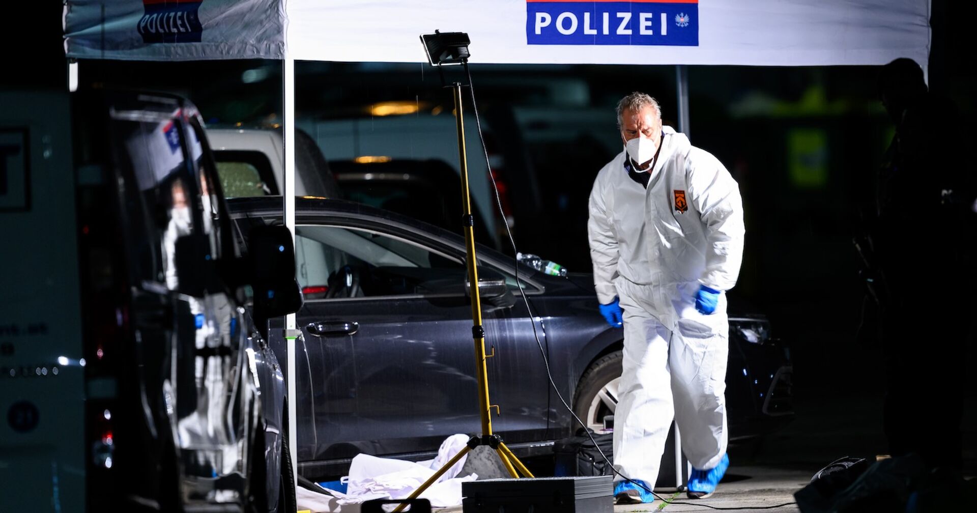 Tatortermittler in weißem Anzug in der Schwaigergasse in Floridsdorf.