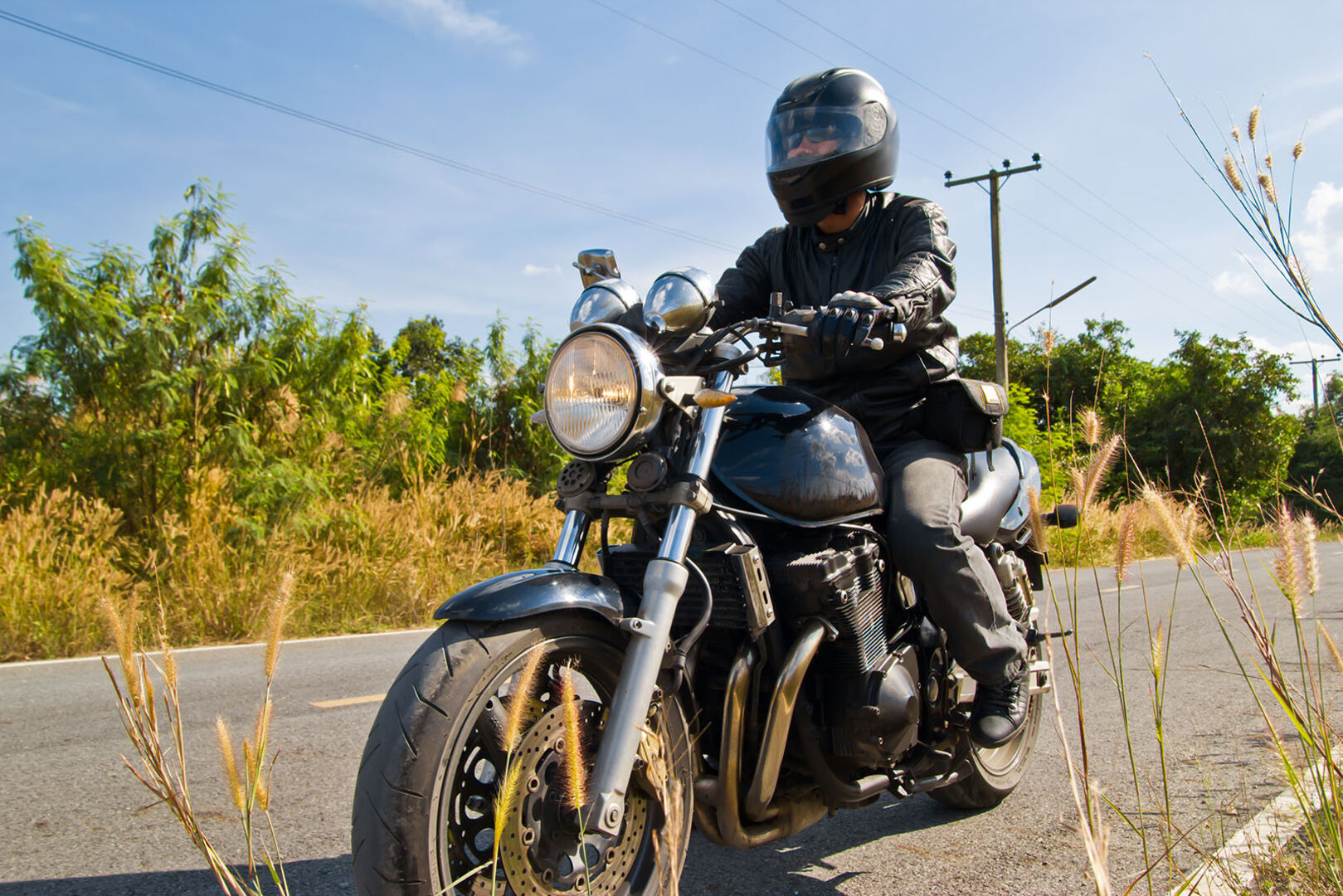 Motoradfahrer auf offener Straße | Credit: iStock.com/dangphoto2517