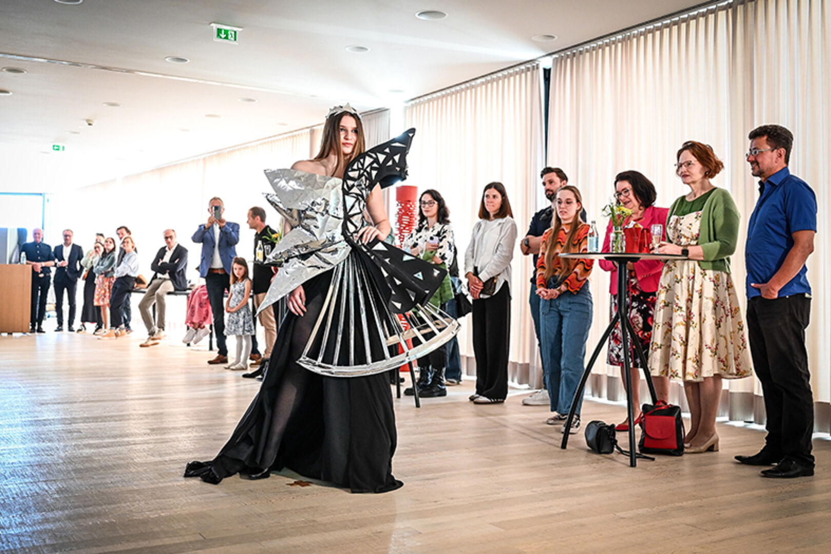 Imposanter Präsentation der jungen Designer:innen bei der Modeschau im Raiffeisenforum Dornbirn.