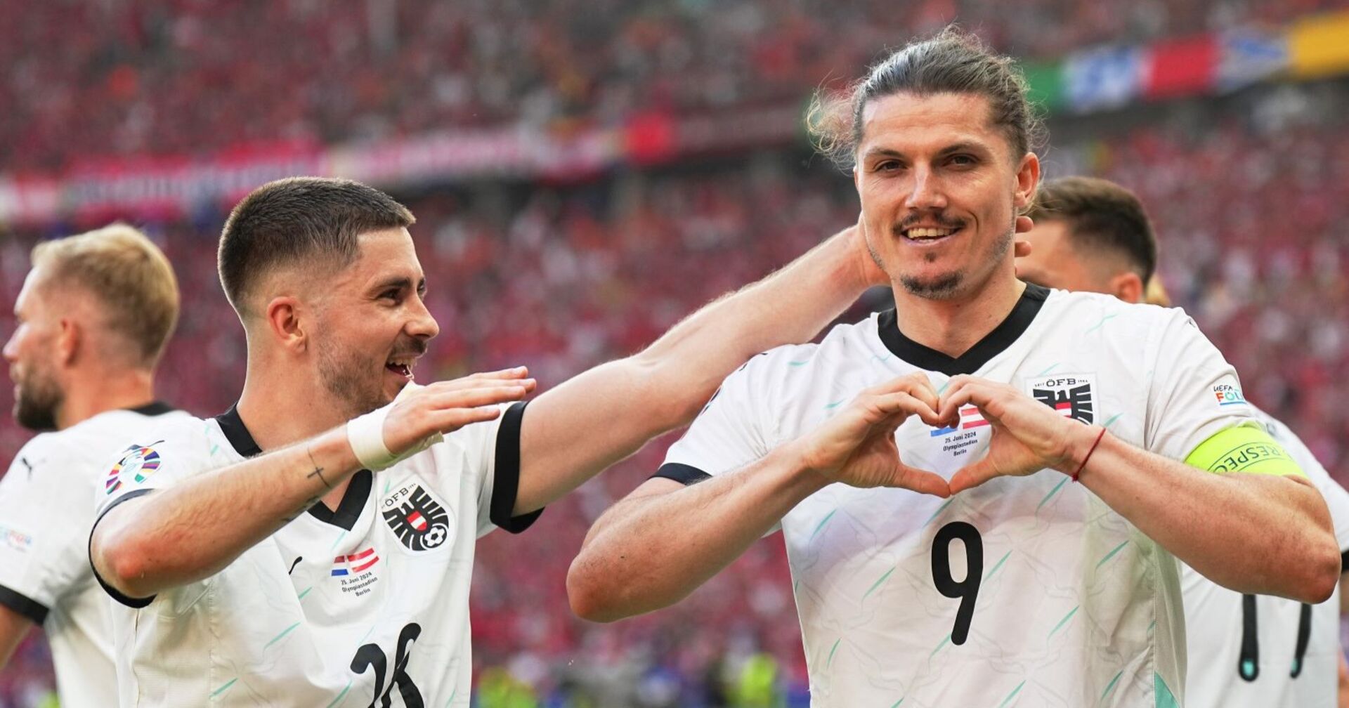 Sabitzer zeigt im Stadion ein Herz mit den Händen