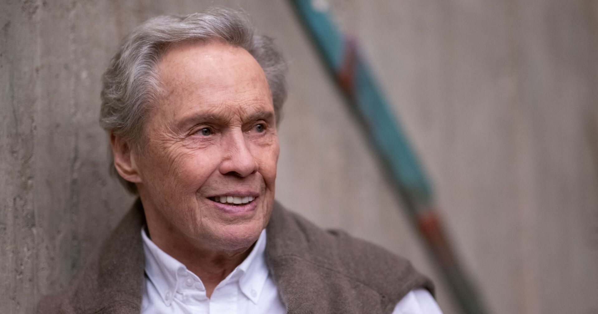 Peter Kraus mit einem weißen Hemd und einem grauen Pullover.