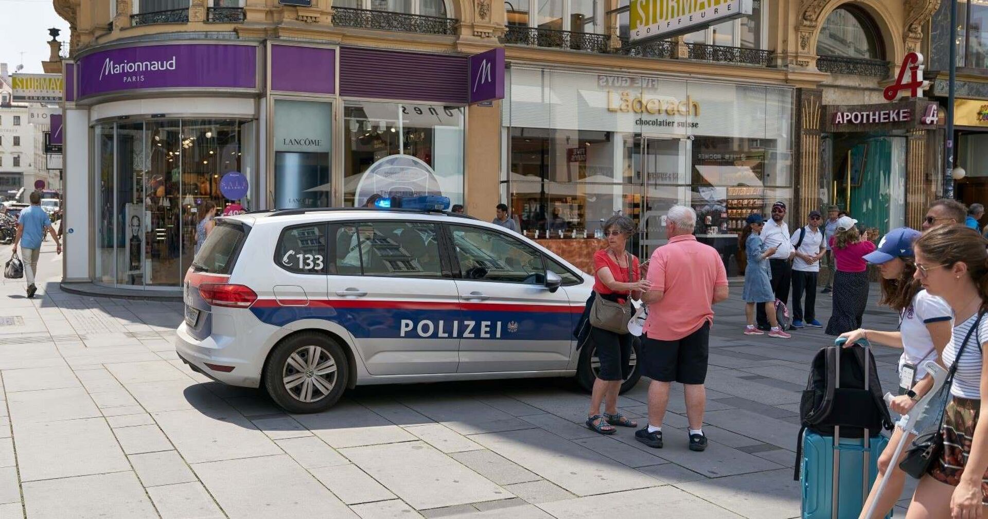 Ein Polizeiauto in einer Wiener Einkaufsstraße.