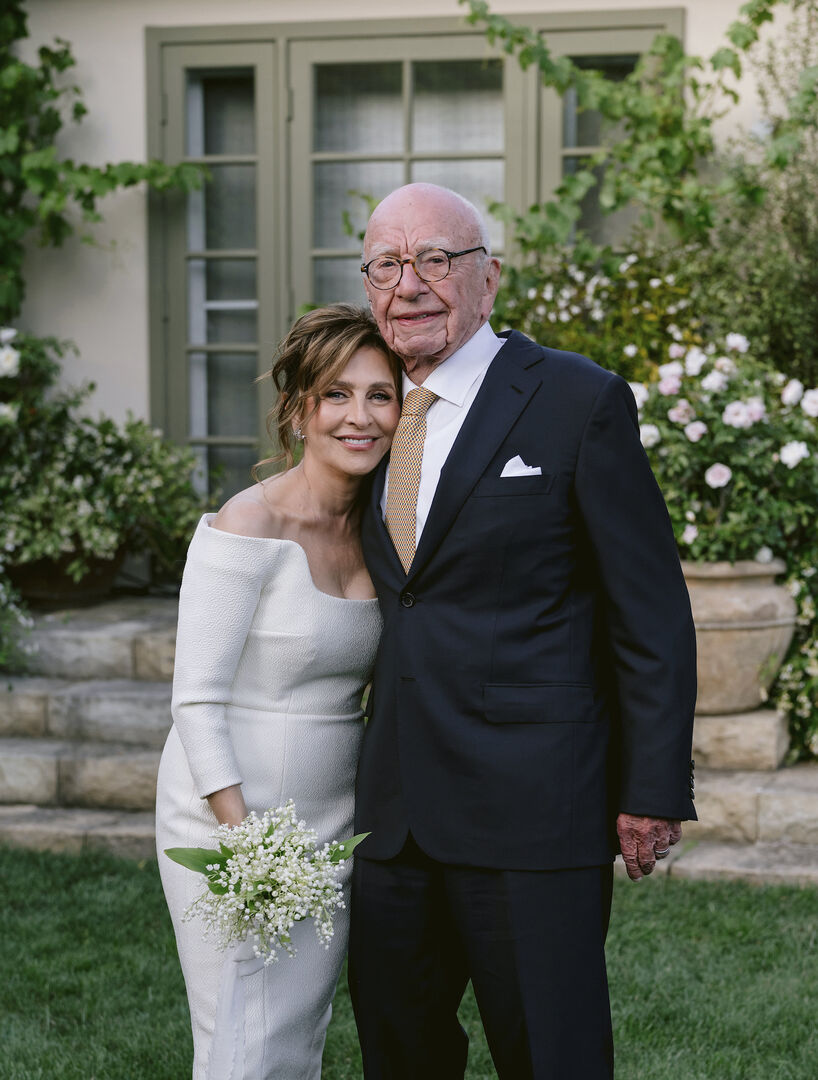 Richard Murdoch in einem schwarzen Anzug und seine Ehefrau Elena Zhukova in einem engen, weißen Hochzeitskleid.