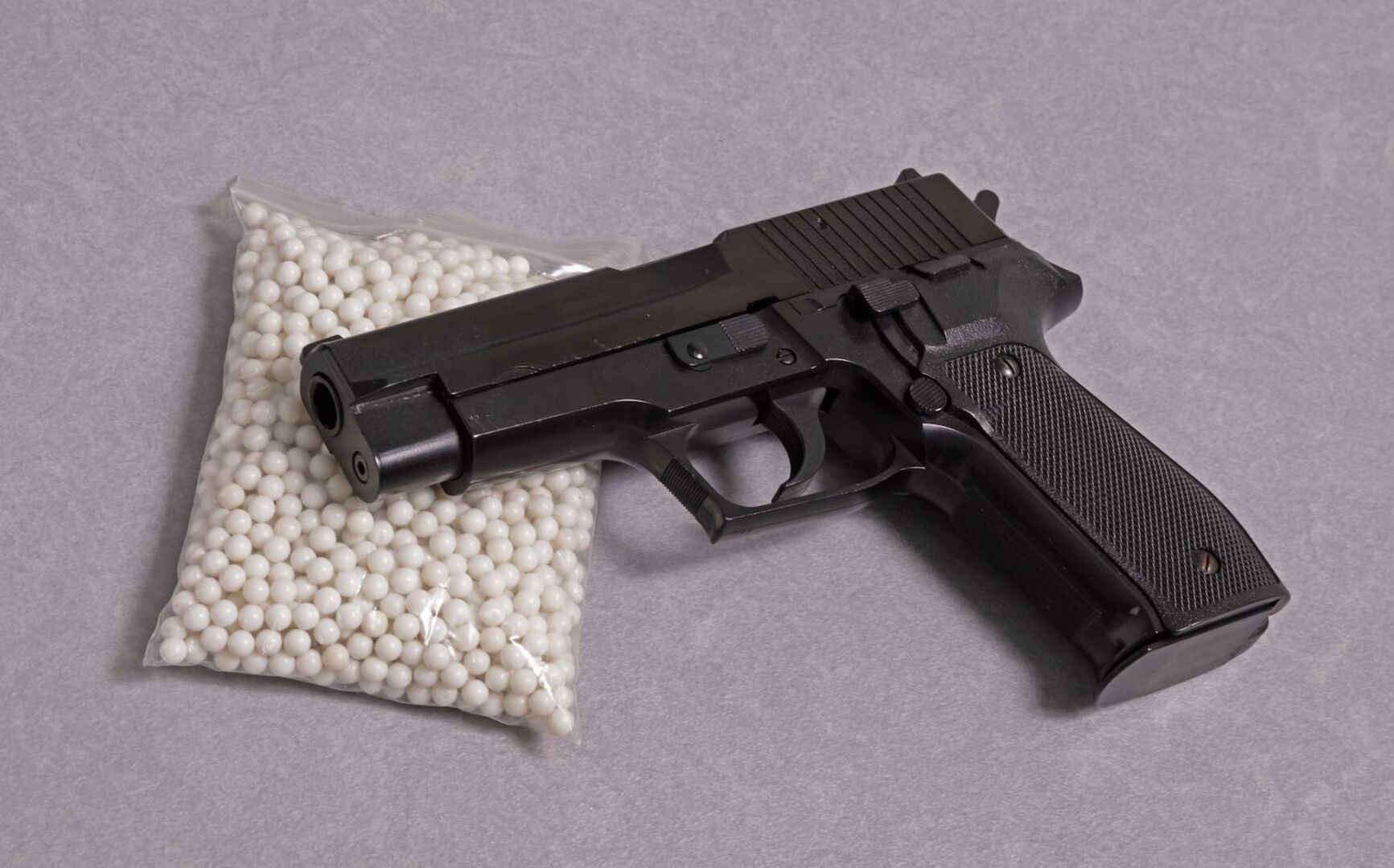Softairwaffe mit kleinen Kügelchen als Munition.