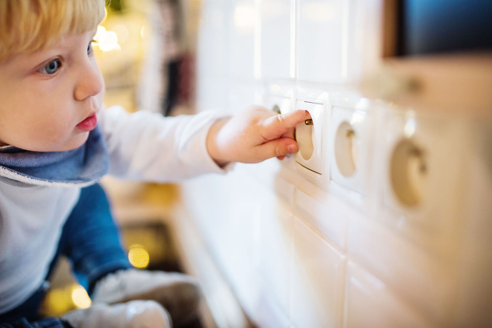 Kind spielt mit Steckdose | Credit: iStock.com/Halfpoint